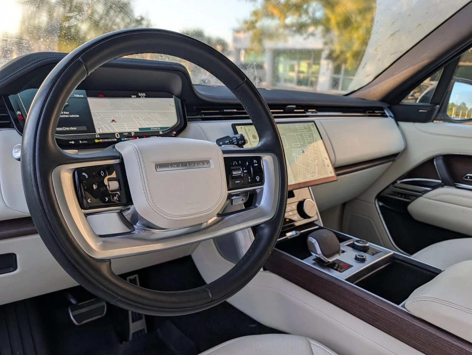 Used 2023  Land Rover SE image 20