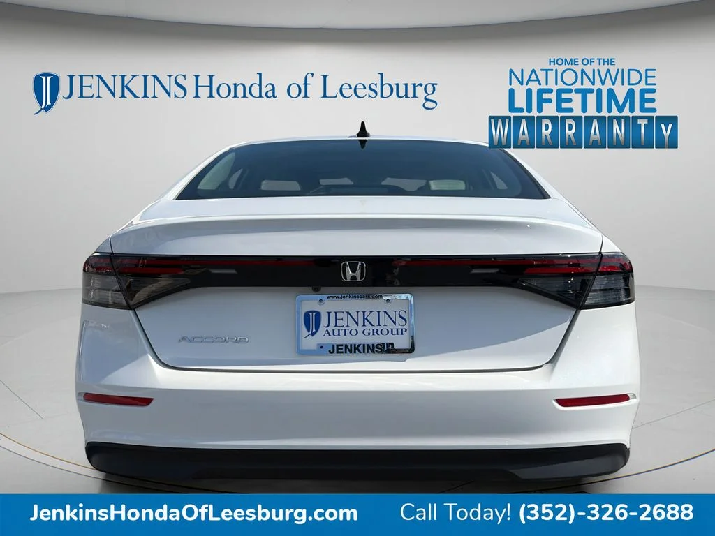 Certified Used 2025 Platinum White Pearl Honda SE image 4