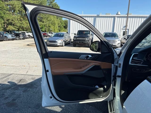 Used 2021 White BMW xDrive40i image 6