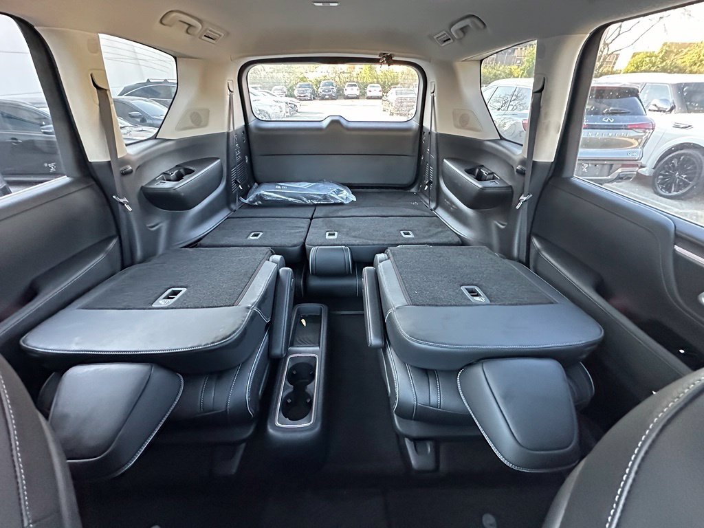 Used 2027 White INFINITI LUXE image 15