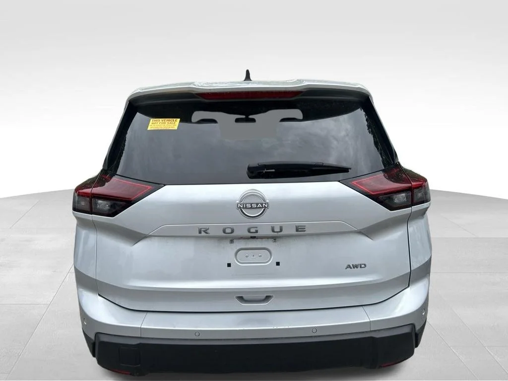 Used 2024 Silver Nissan S image 3