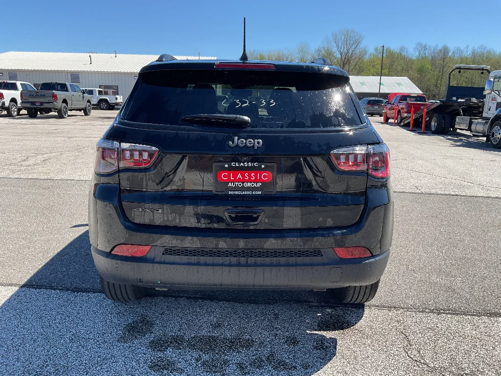 New 2026 Diamond Black Crystal Pearl-Coat Exterior Paint Jeep Limited Altitude image 6