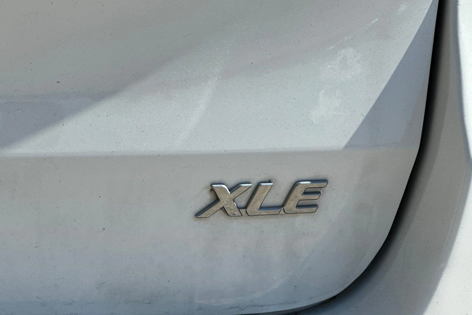 Used 2014 Super White Toyota XLE 8-Passenger image 26