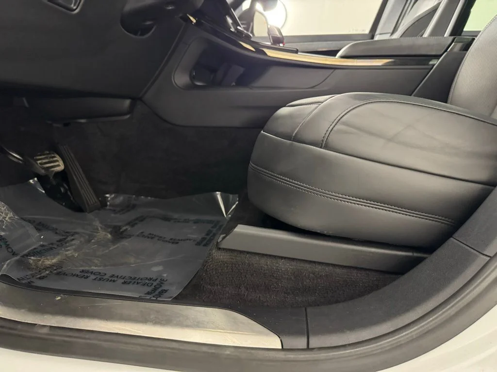 Used 2023 Fuji White Land Rover SE image 18