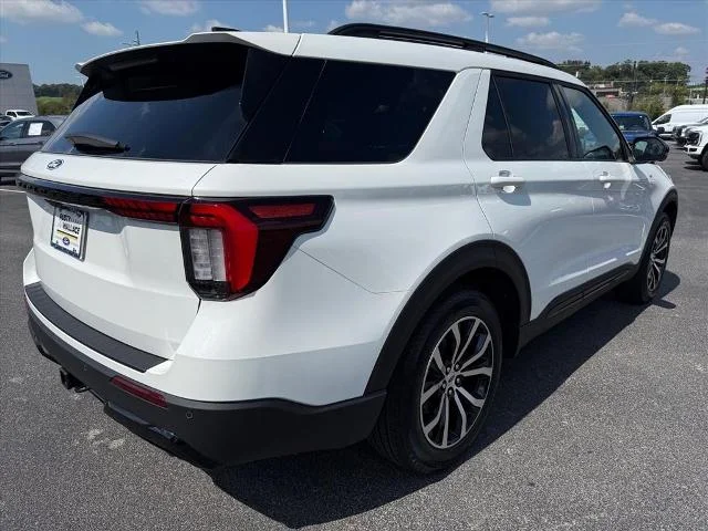 New 2027 Star White Metallic Tri-Coat Ford ST-Line image 4