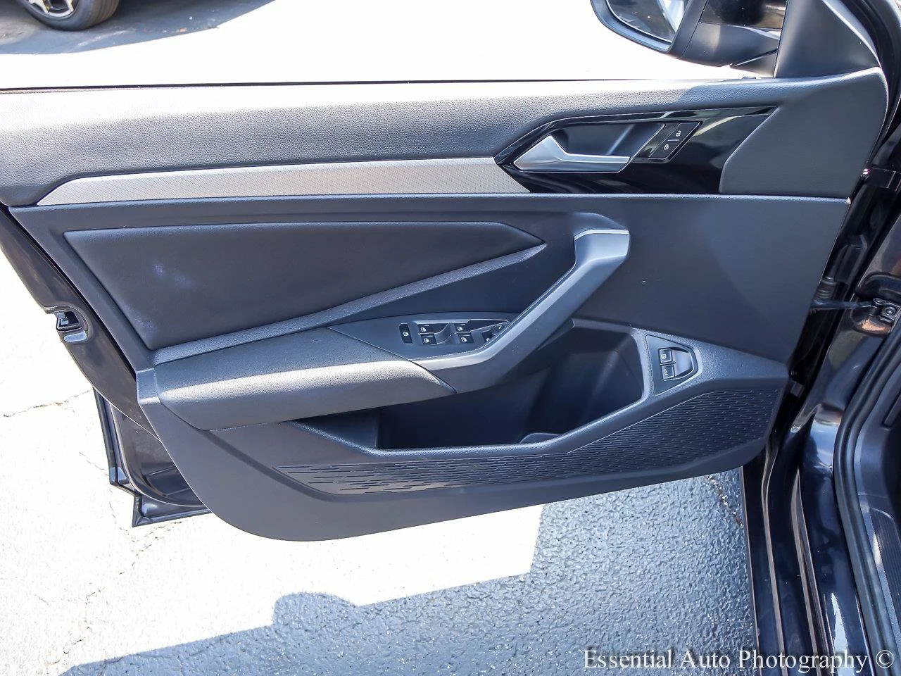 Used 2020 Deep Black Pearl Volkswagen R-Line image 17