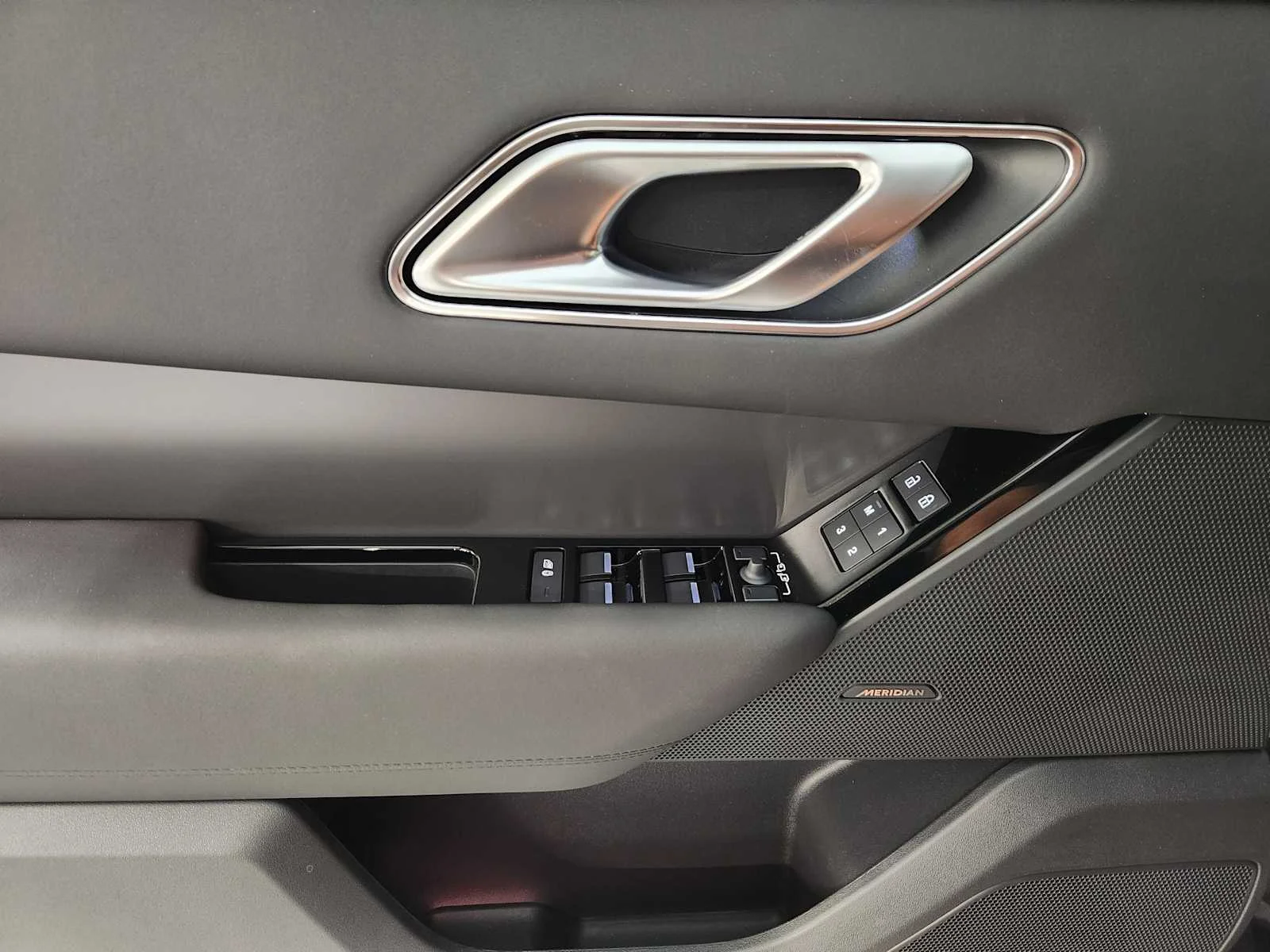 New 2026 Santorini Black Metallic Land Rover S image 37