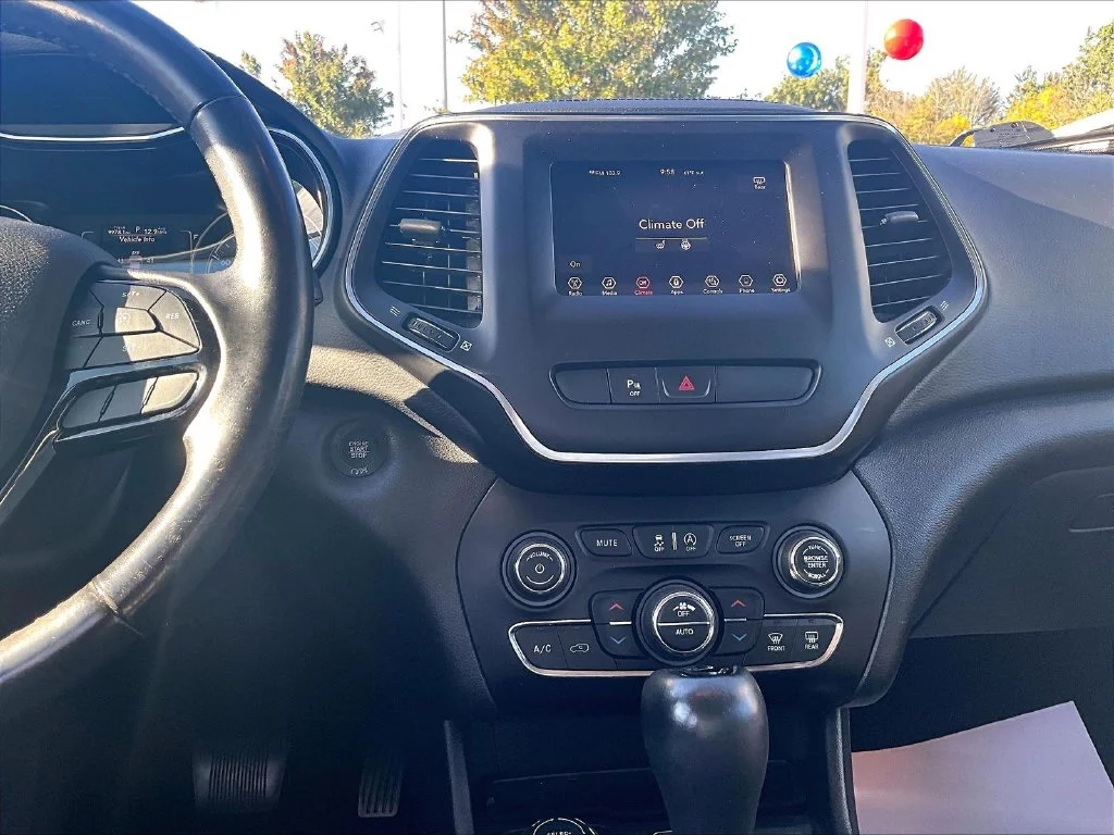 Used 2020 Black Jeep Latitude Plus image 32