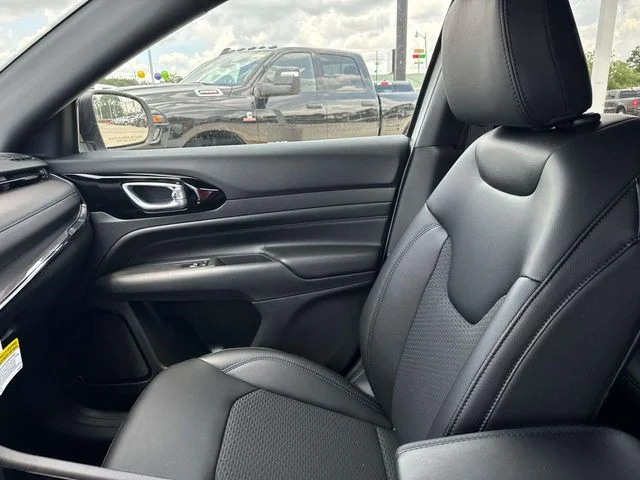 New 2026 White Jeep Latitude image 17