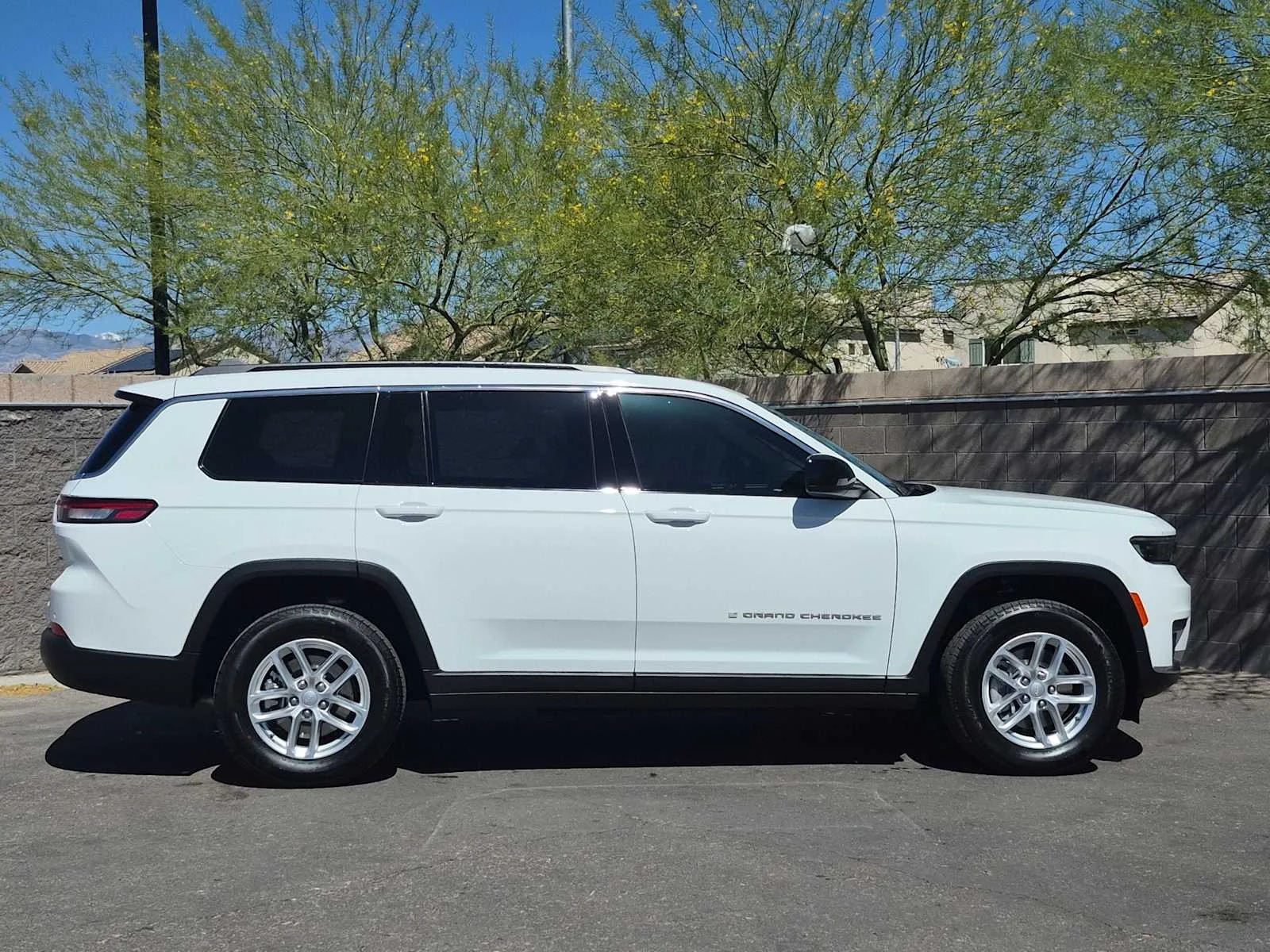 Used 2025 Bright White Clearcoat Jeep Laredo image 9