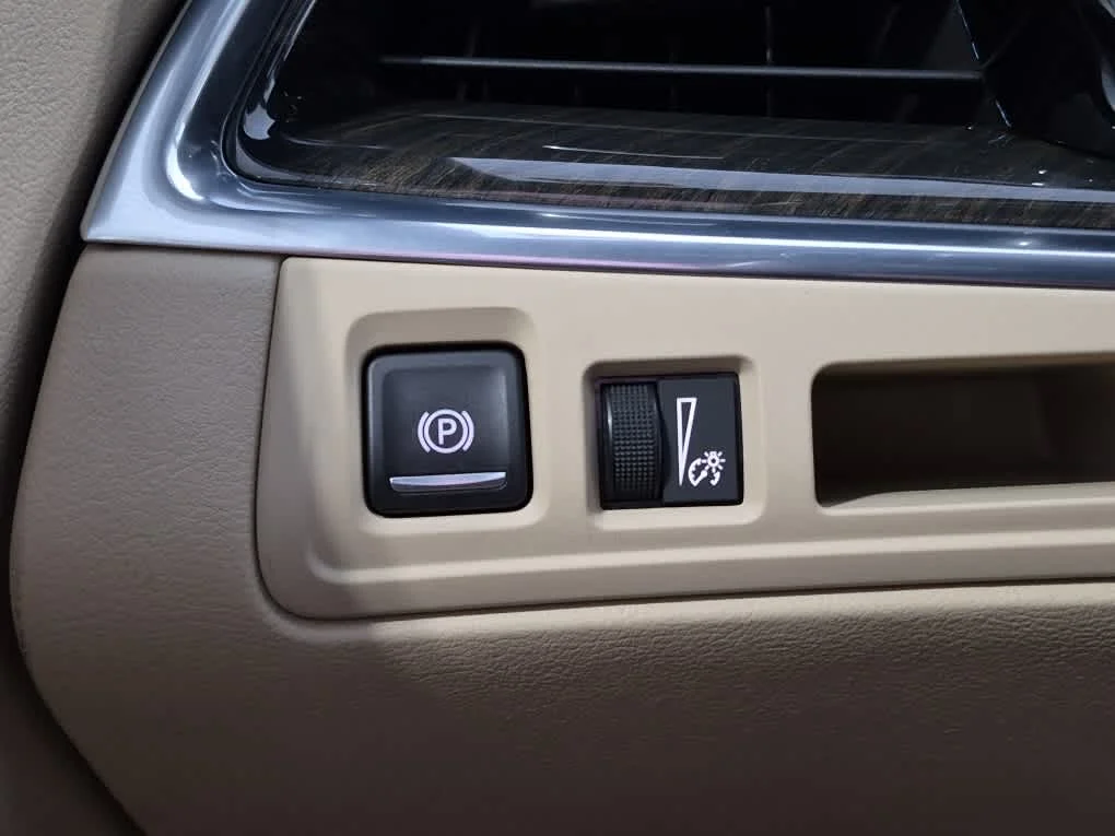 Used 2018 Crystal White Tricoat Cadillac FWD image 19