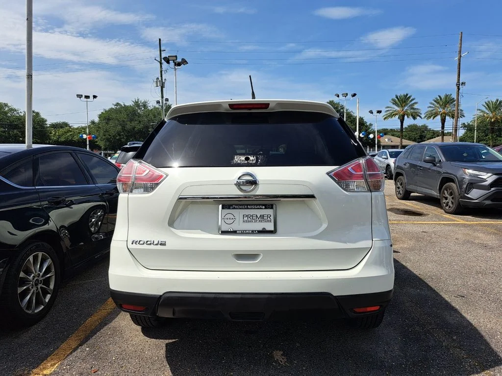 Used 2015 White Nissan S image 4