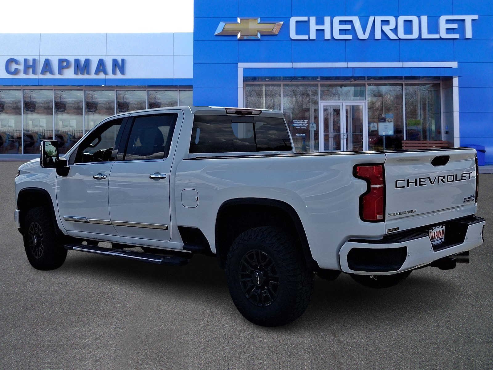 Used 2024 Summit White Chevrolet High Country image 4