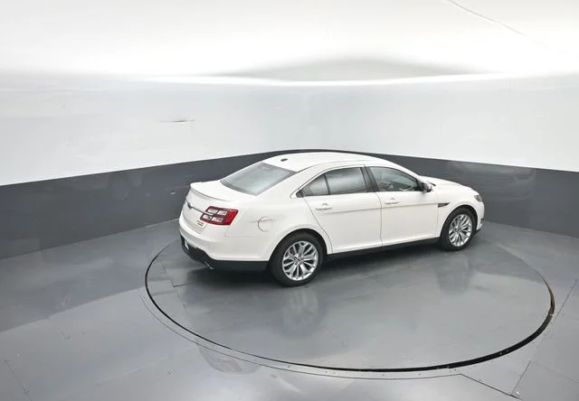 Used 2018 White Platinum Clearcoat Metallic Ford Limited image 33