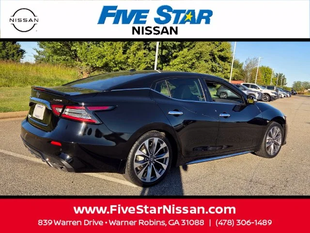 Used 2021 Black Nissan Platinum image 14