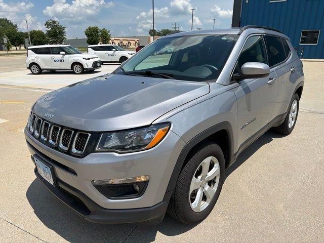 Used 2019 Silver Jeep Latitude image 2