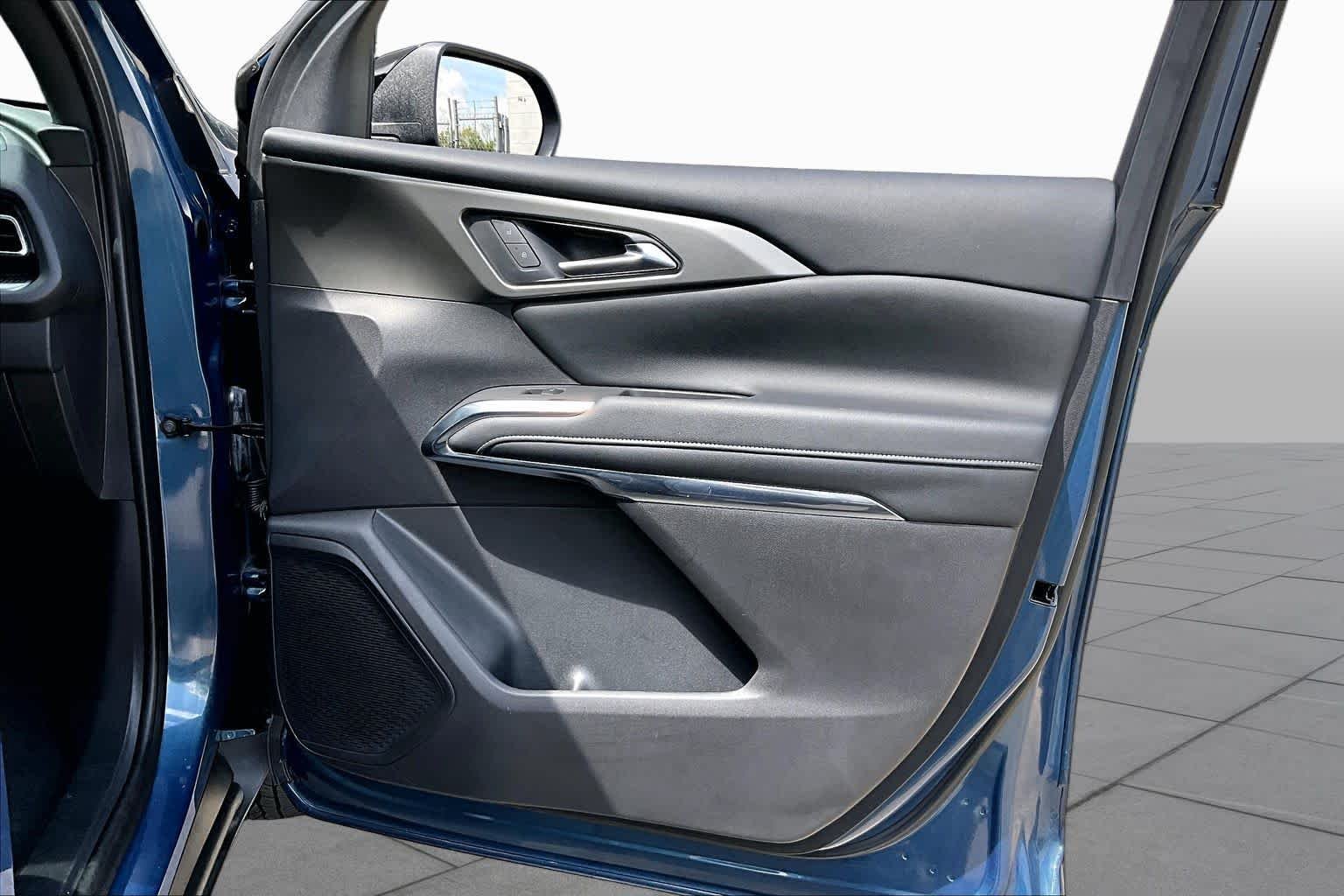 Used 2025 Lakeshore Blue Metallic Chevrolet FWD LT image 23