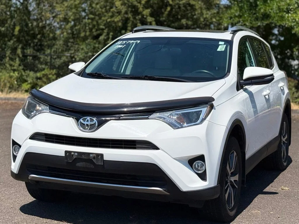 Used 2016 White Toyota XLE image 1