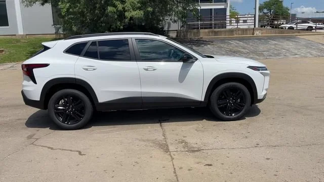New 2026 Summit White Chevrolet ACTIV image 9