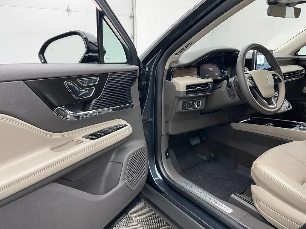 Used 2022 Blue Lincoln Reserve image 17