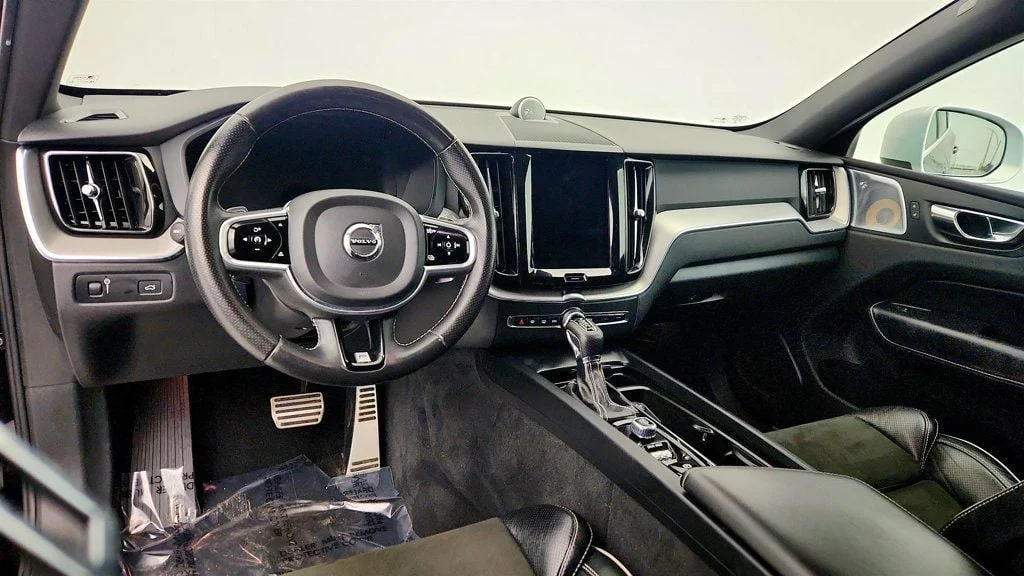 Used 2018 Onyx Black Metallic Volvo T6 AWD R-Design w/ Convenience/Advanced Pkgs + 4 Corner Air Susp image 13