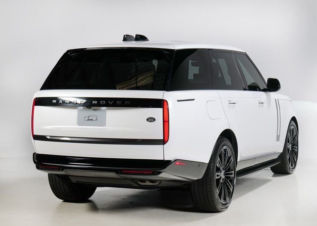 2023 Land Rover Range Rover SE photo 2