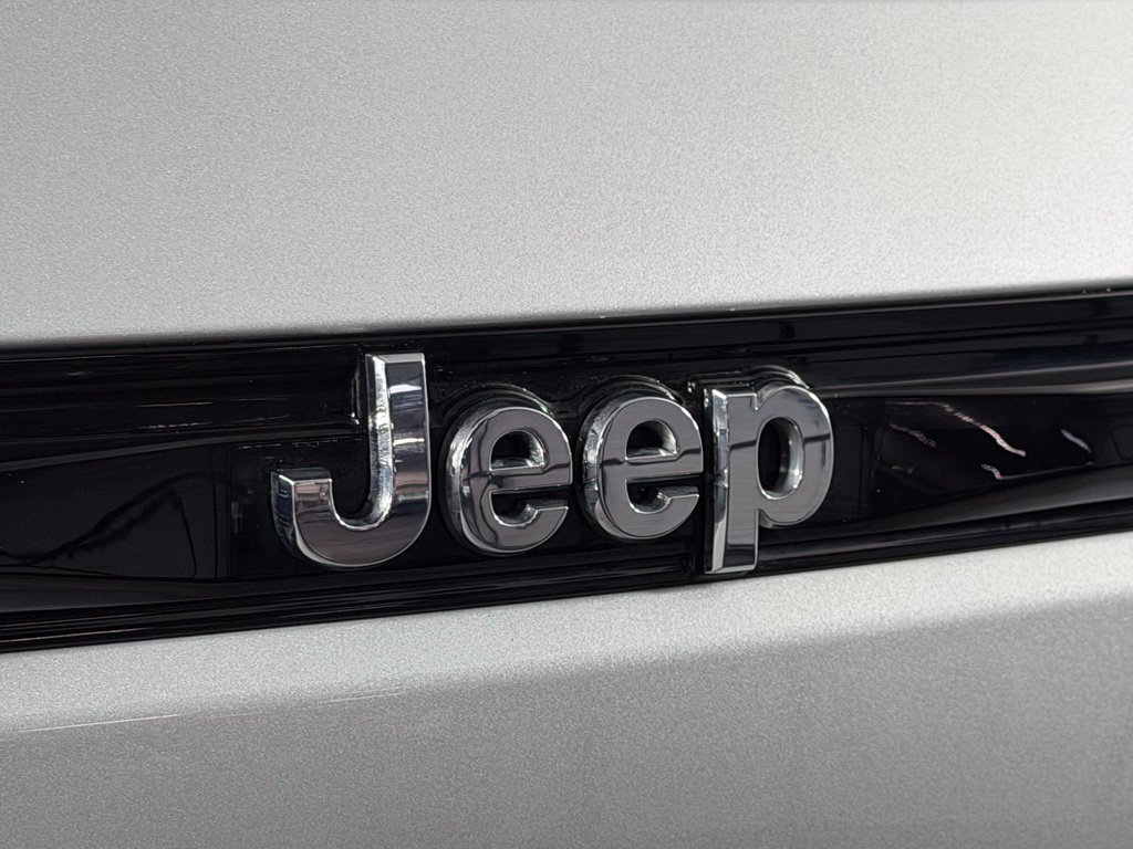 Used 2023 Silver Jeep Limited image 10