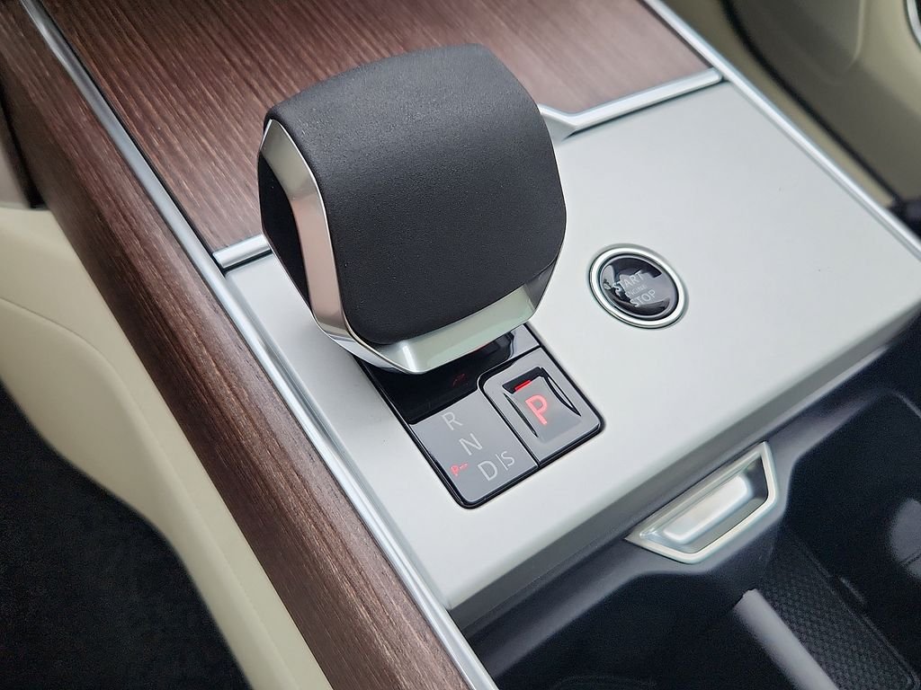 New 2026 Santorini Black Land Rover SE image 7