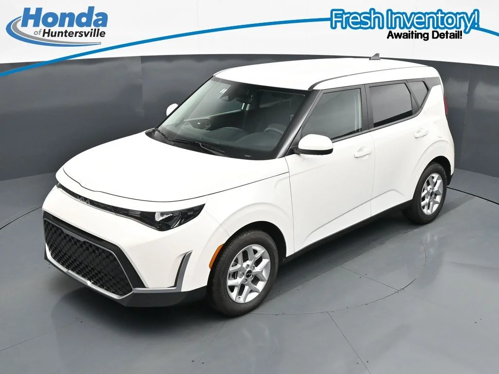 Used 2025 Snow White Pearl Kia LX image 18