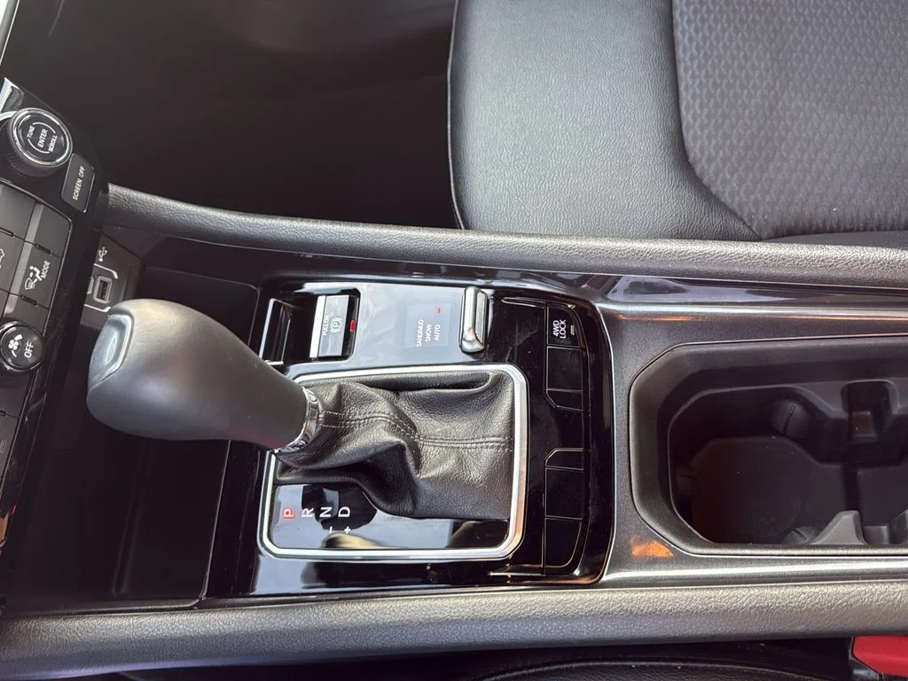 Used 2025 White/off-white Jeep Latitude image 21