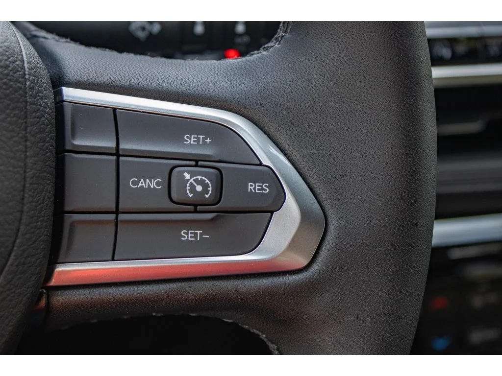 New 2026 Bright White Clearcoat Jeep Latitude image 39