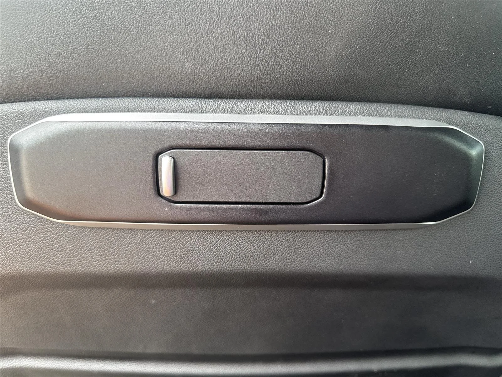 Used 2026 Skyscraper Grey Metallic BMW sDrive40i image 19