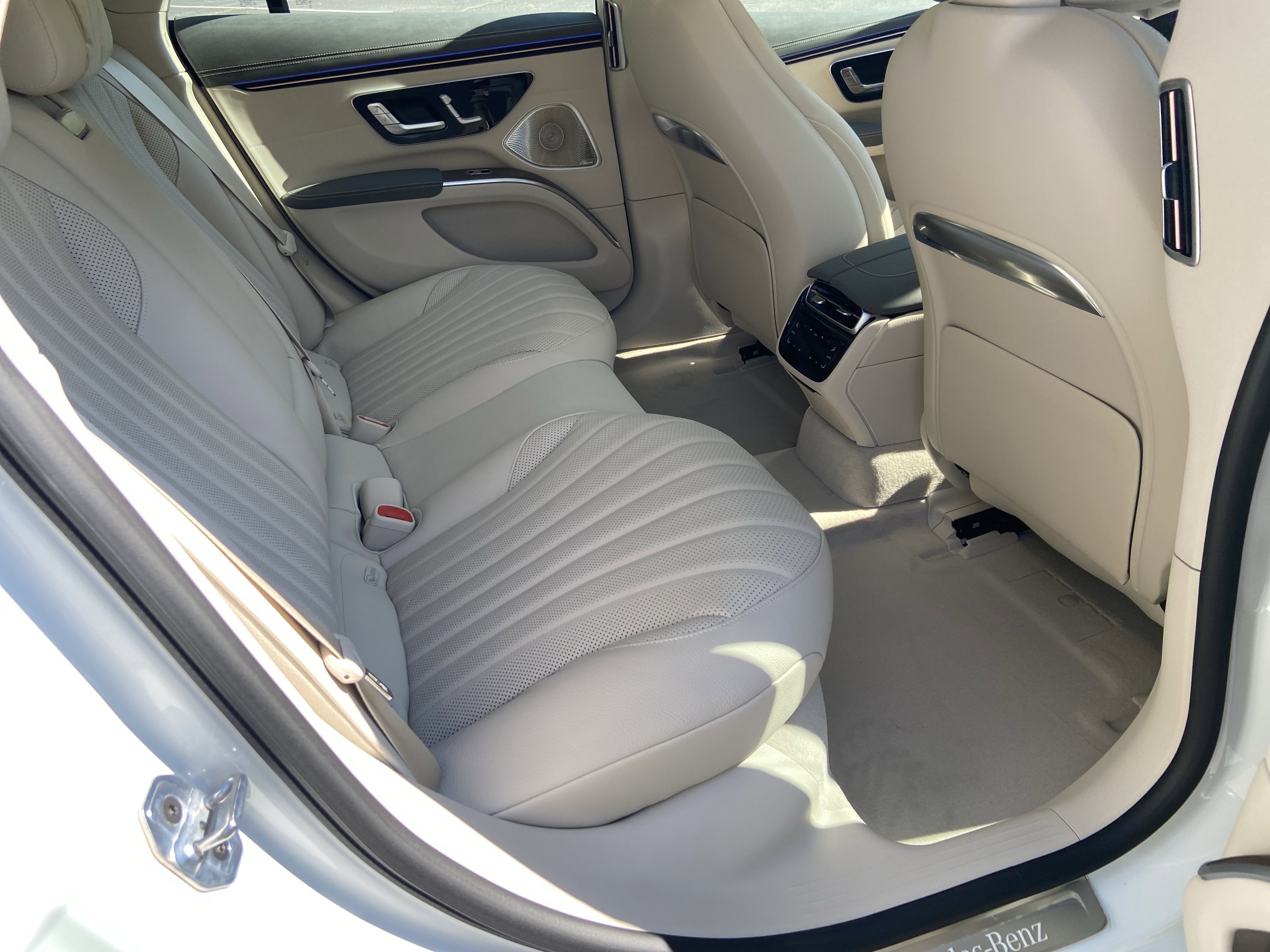 New 2026 MANUFAKTUR Moonlight White Metallic Mercedes-Benz EQS 450 4MATIC® Sedan image 42