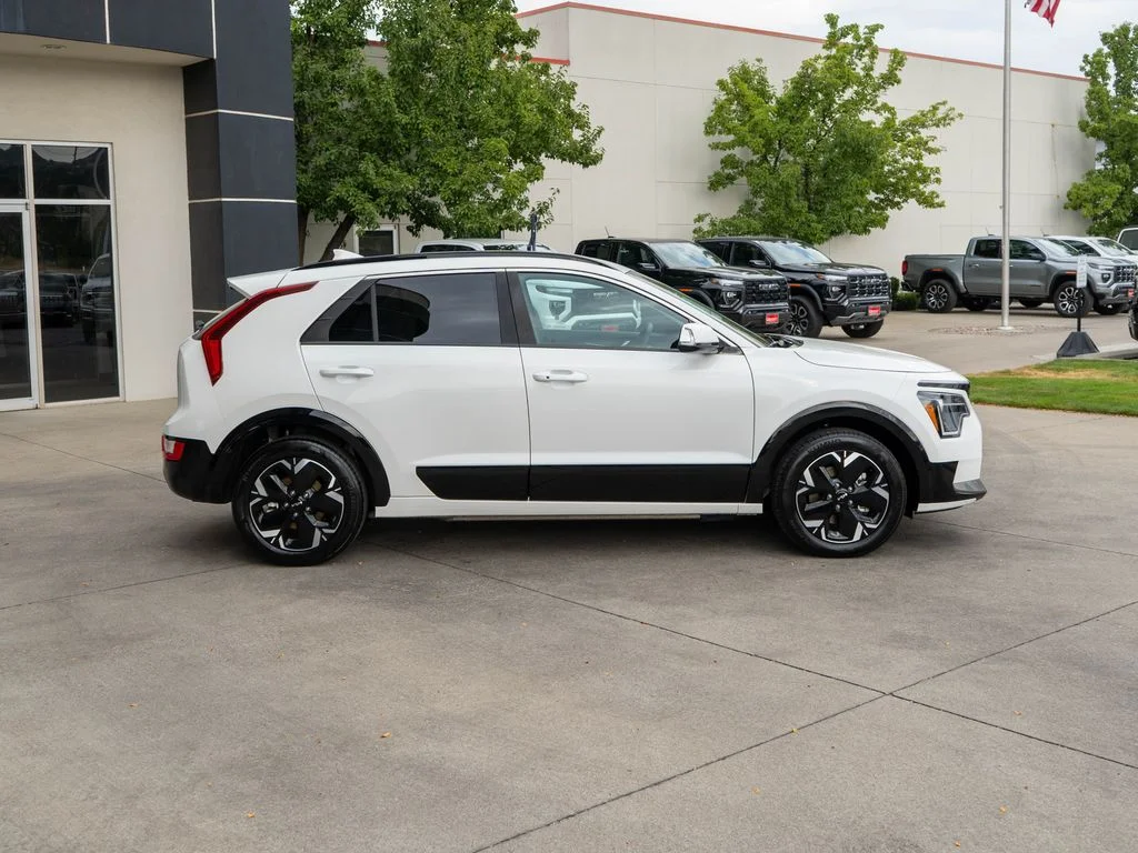 Certified Used 2024 White Kia Wind image 8