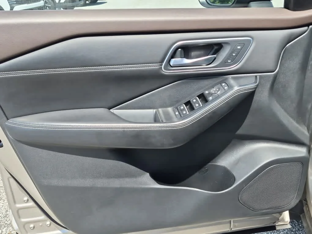 Used 2022 Champagne Silver Metallic Nissan Platinum image 10