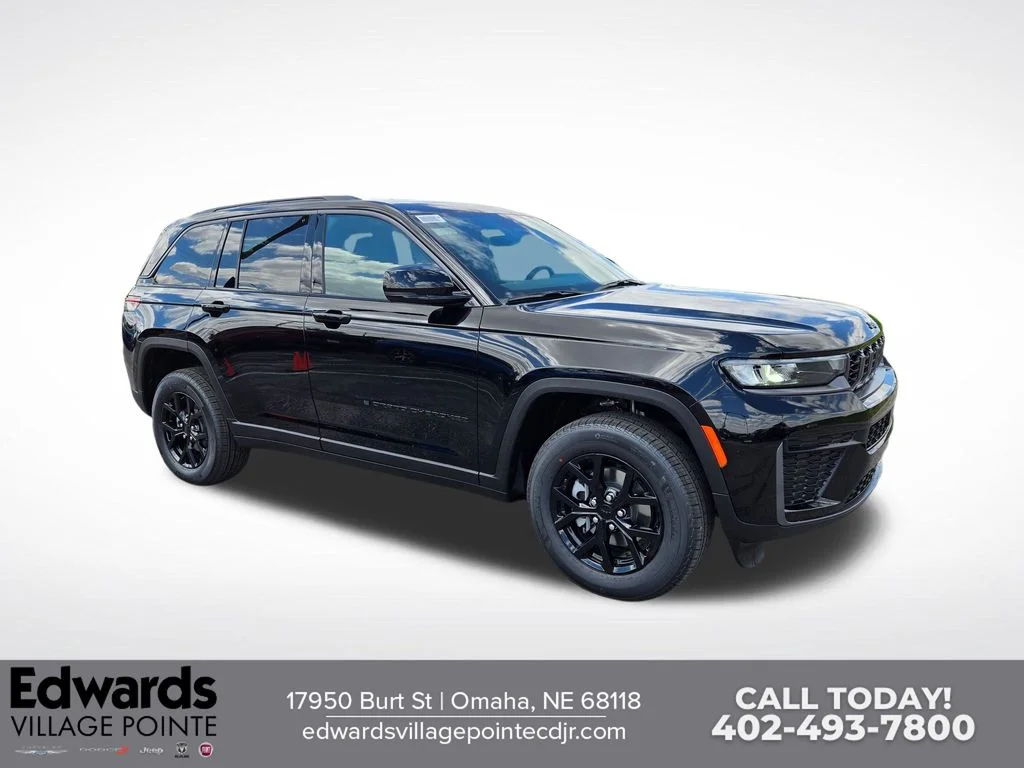New 2026 Diamond Black Crystal Pearl-Coat Exterior Paint Jeep Laredo Altitude image 1