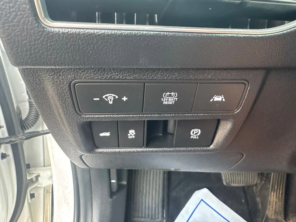 Used 2021 Hyper White Hyundai SEL image 8