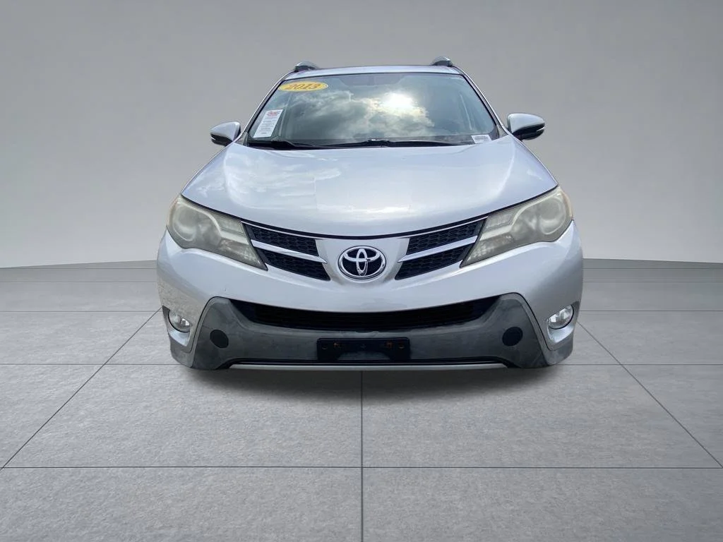 Used 2013 Silver Toyota XLE image 17