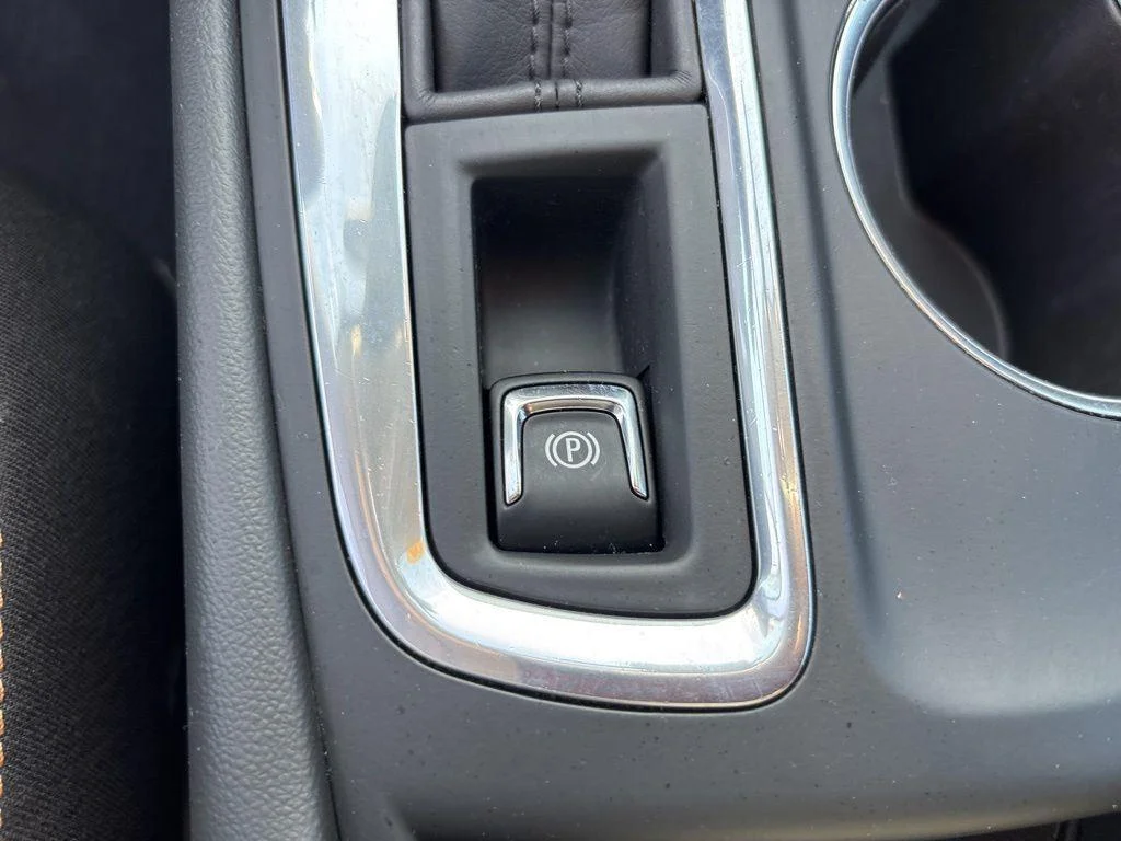 Used 2020 SUMMIT WHITE Chevrolet LT image 28