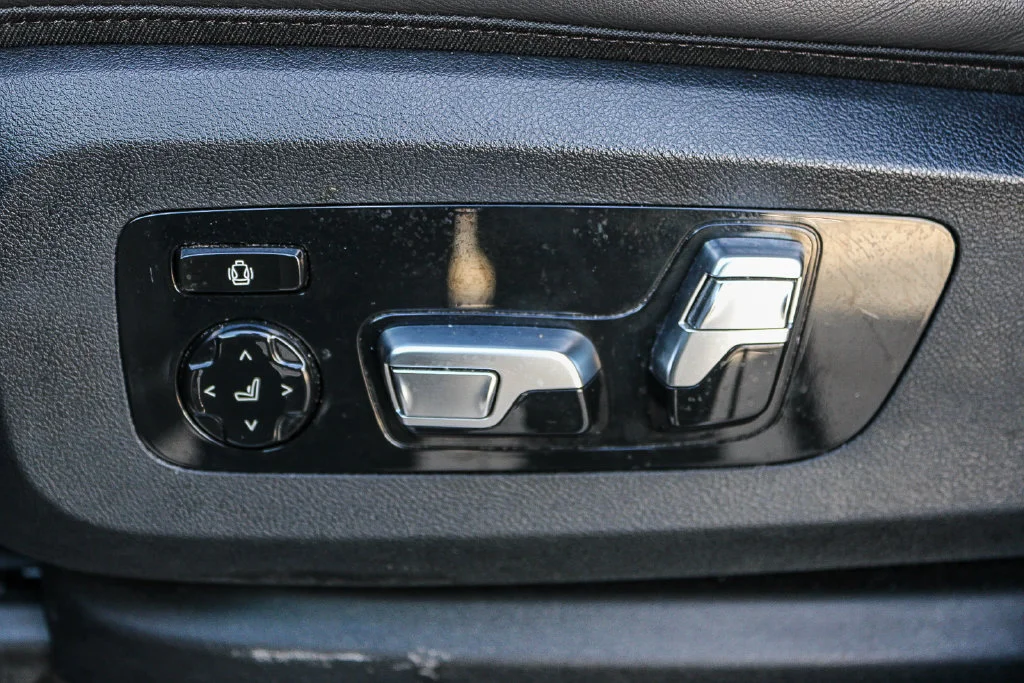Used 2025 Black BMW xDrive50e image 24
