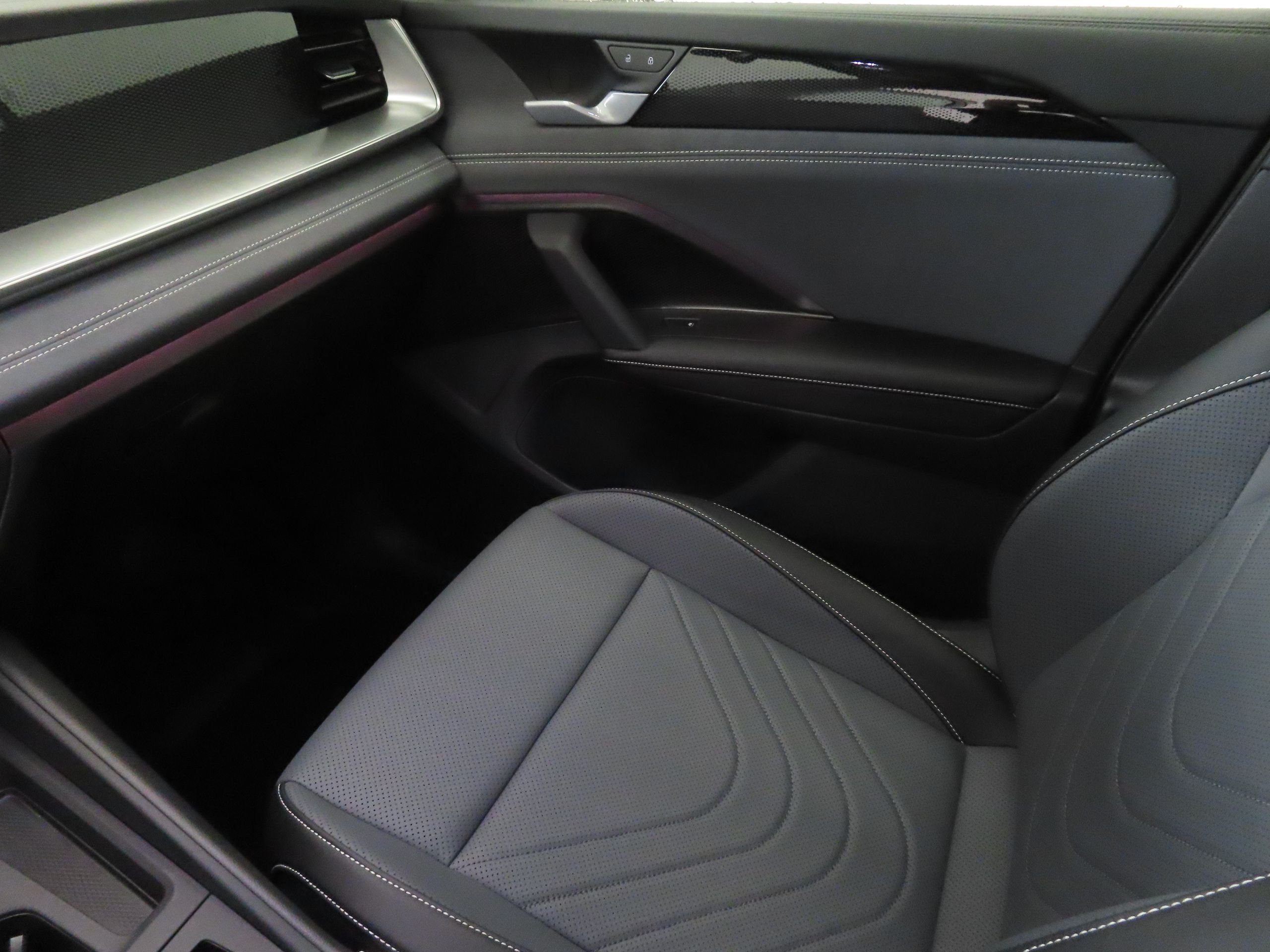 New 2026 White Volkswagen 2.0T SE R-Line Black image 19
