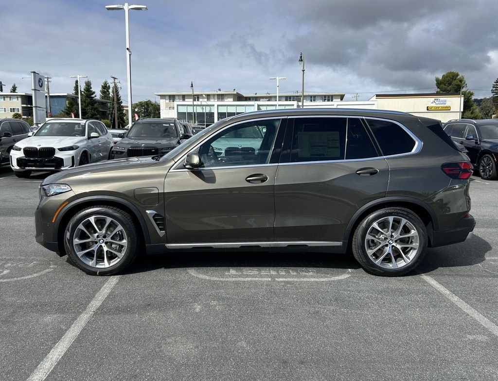 New 2026 Manhattan Green Metallic BMW xDrive50e image 2