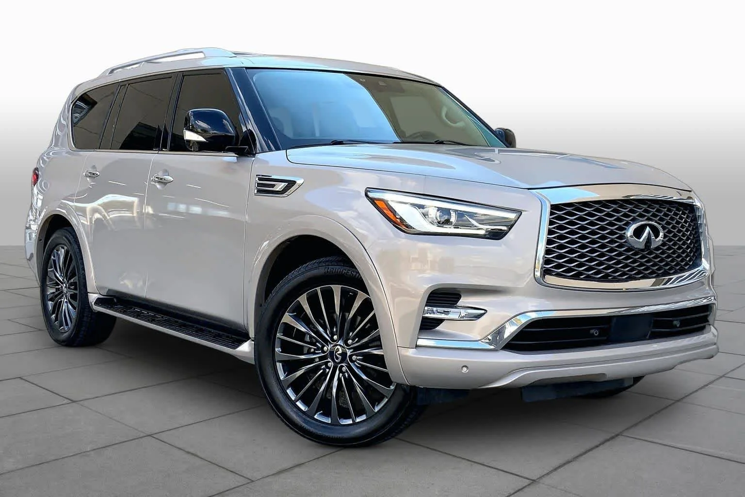 Used 2023 Champagne Quartz INFINITI PREMIUM SELECT image 3