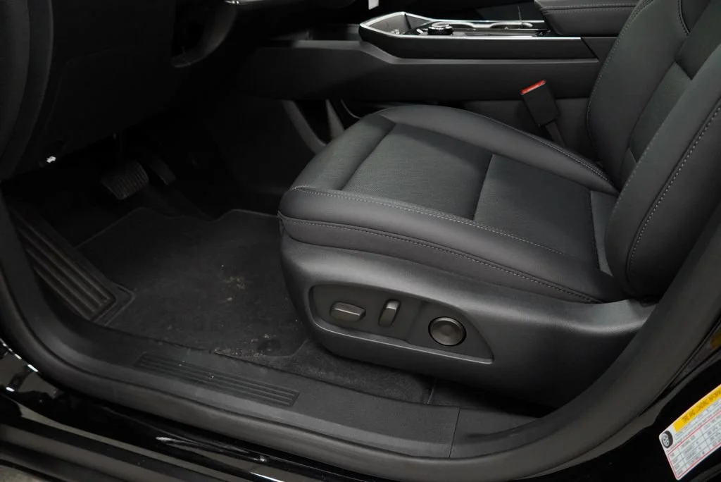 New 2027 Mosaic Black Metallic Chevrolet LT image 23