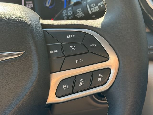 Used 2024 White Chrysler Select image 19