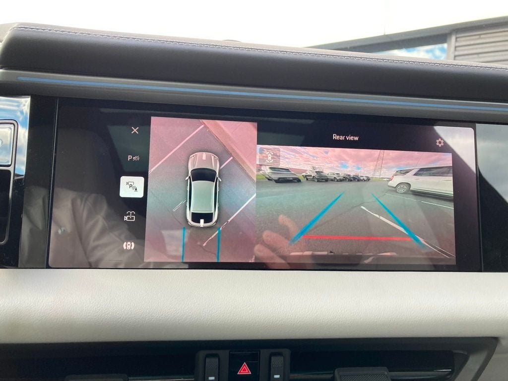 2025 Porsche Macan Turbo Electric - Photo 35