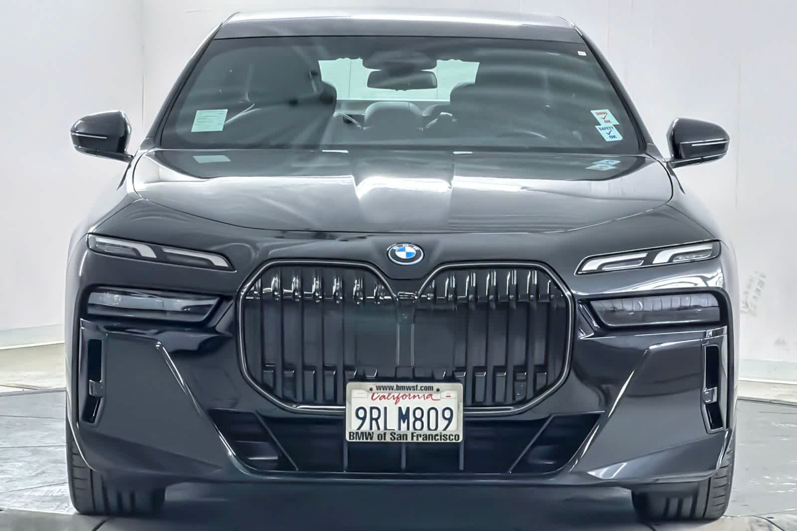 Used 2025 Black Sapphire Metallic BMW xDrive60 image 10