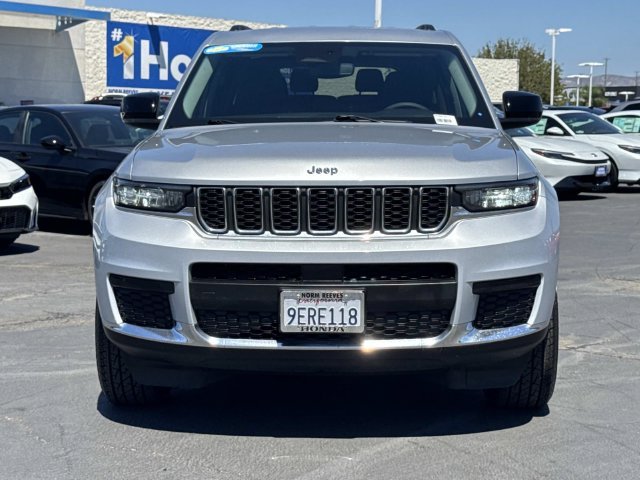 Used 2023 Silver Jeep Laredo image 8