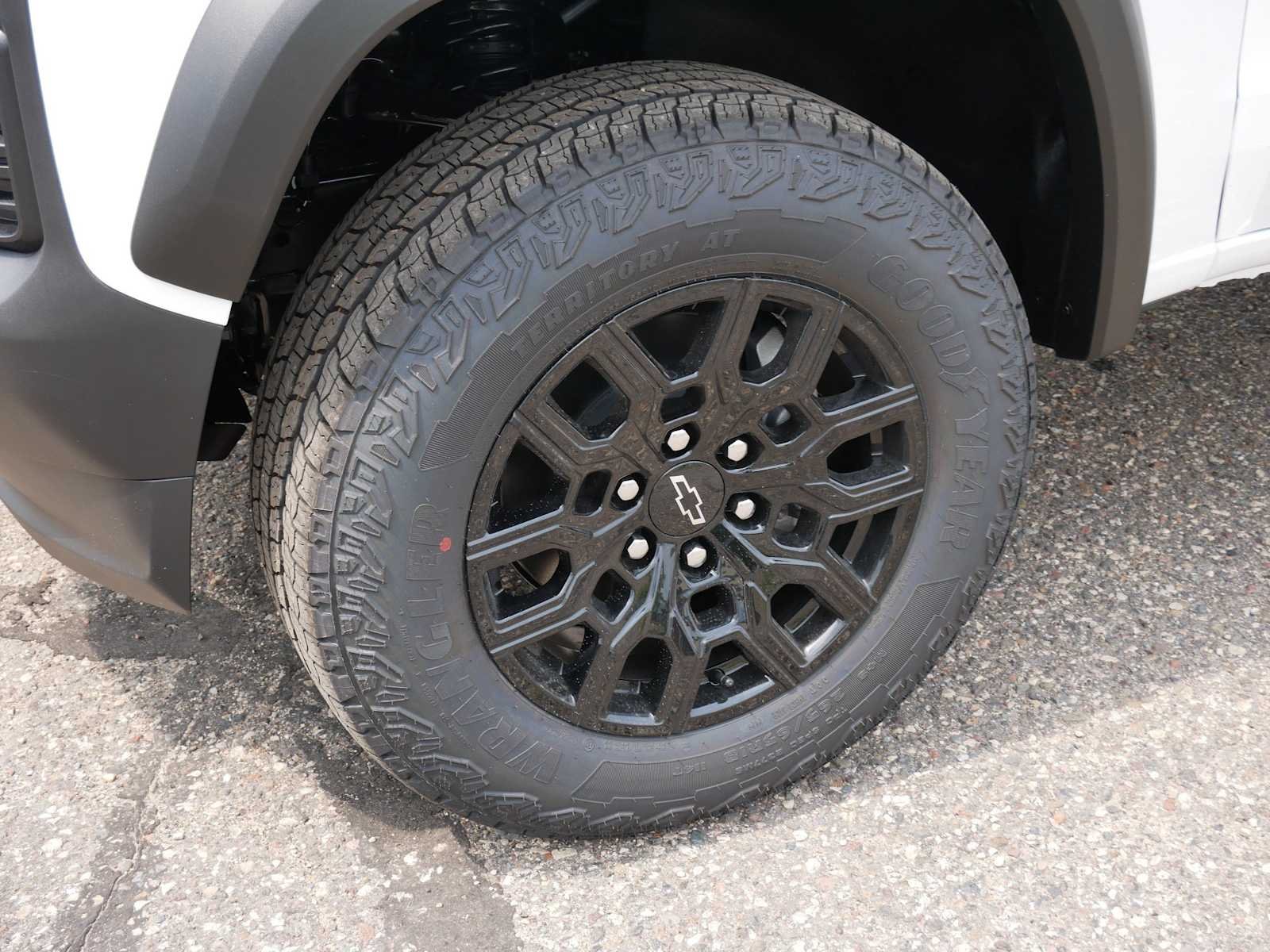 New 2026 Summit White Chevrolet Trail Boss image 9