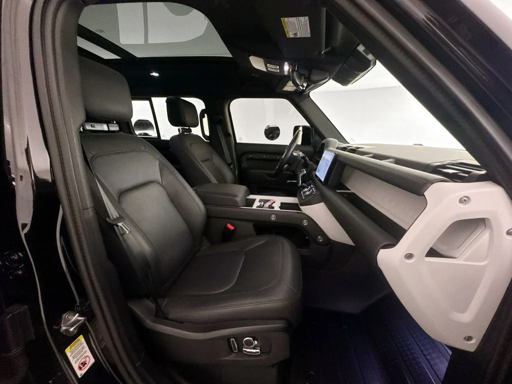 Used 2025 Black Land Rover X-Dynamic SE image 25